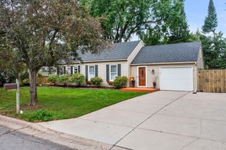 2757 Lakeview Avenue, Roseville, MN 55113