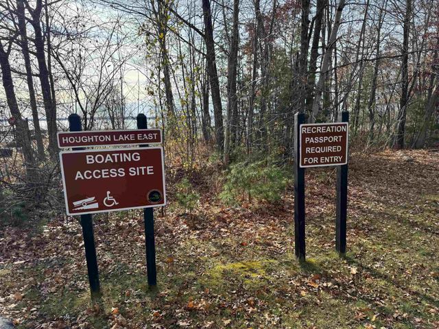 3657 E Houghton Lake Drive, Houghton Lake, MI 48629