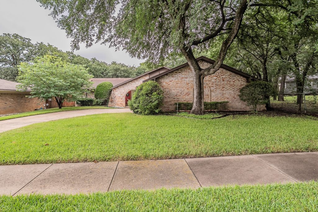 608 Sandlin Drive, Bedford, TX 76021