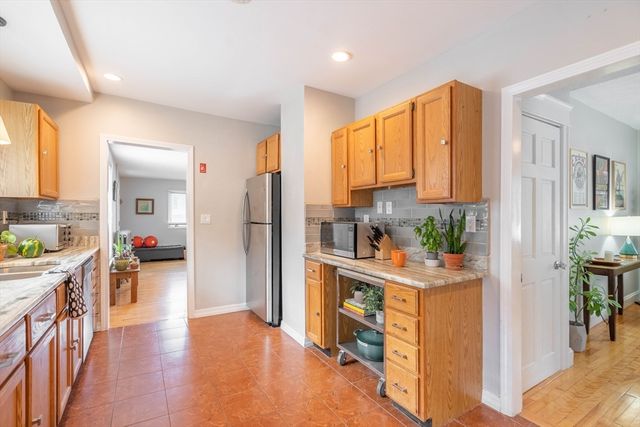 61 Acushnet Ave, Worcester, MA 01606
