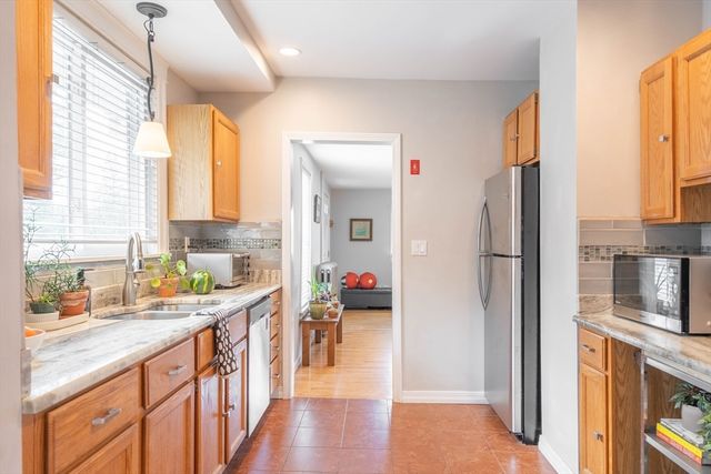 61 Acushnet Ave, Worcester, MA 01606
