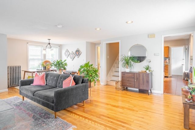 61 Acushnet Ave, Worcester, MA 01606