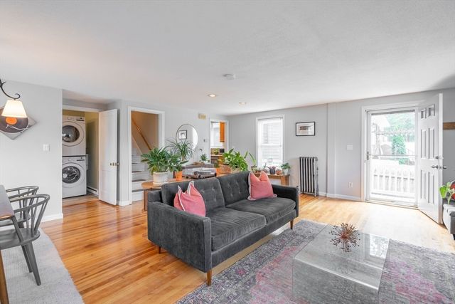 61 Acushnet Ave, Worcester, MA 01606