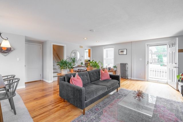 61 Acushnet Ave, Worcester, MA 01606