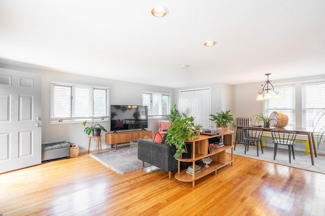 61 Acushnet Ave, Worcester, MA 01606