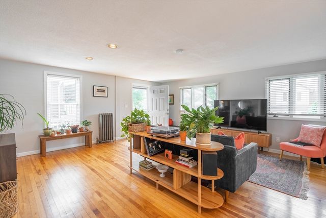 61 Acushnet Ave, Worcester, MA 01606