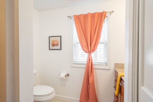 61 Acushnet Ave, Worcester, MA 01606