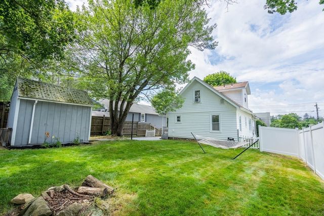 61 Acushnet Ave, Worcester, MA 01606