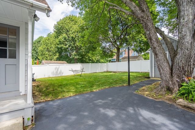 61 Acushnet Ave, Worcester, MA 01606