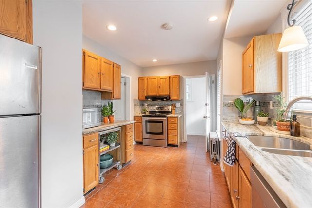 61 Acushnet Ave, Worcester, MA 01606