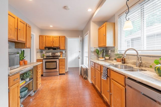 61 Acushnet Ave, Worcester, MA 01606