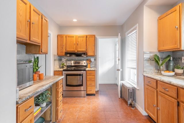 61 Acushnet Ave, Worcester, MA 01606