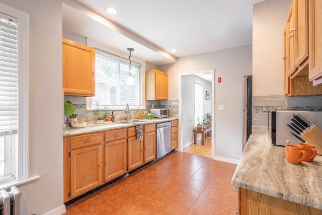61 Acushnet Ave, Worcester, MA 01606