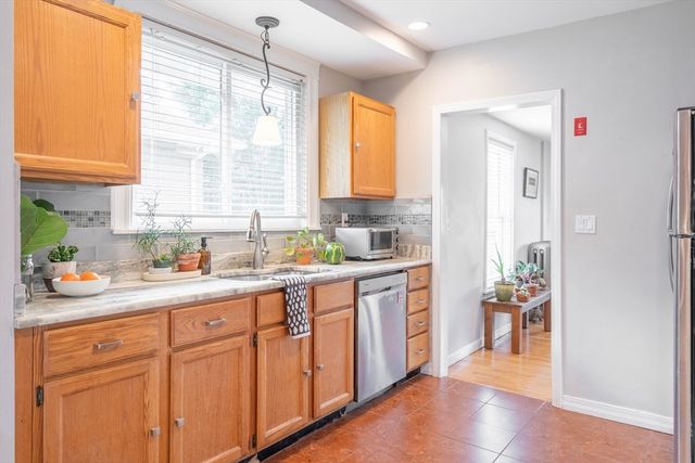 61 Acushnet Ave, Worcester, MA 01606