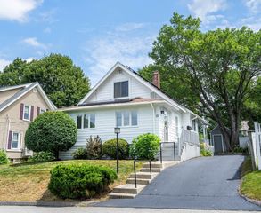 61 Acushnet Ave, Worcester, MA 01606