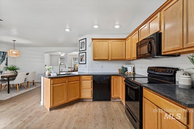 178 W Lava Falls Dr, Meridian, ID 83646
