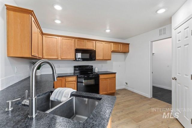 178 W Lava Falls Dr, Meridian, ID 83646