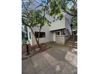 810 Nw NAITO Pkwy F24, Portland, OR 97209