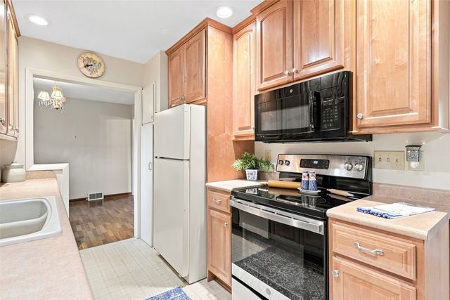 505 S Troy Road, Robins, IA 52328