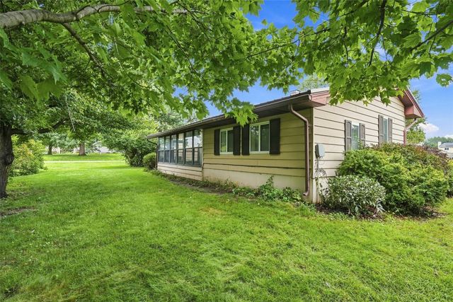 505 S Troy Road, Robins, IA 52328