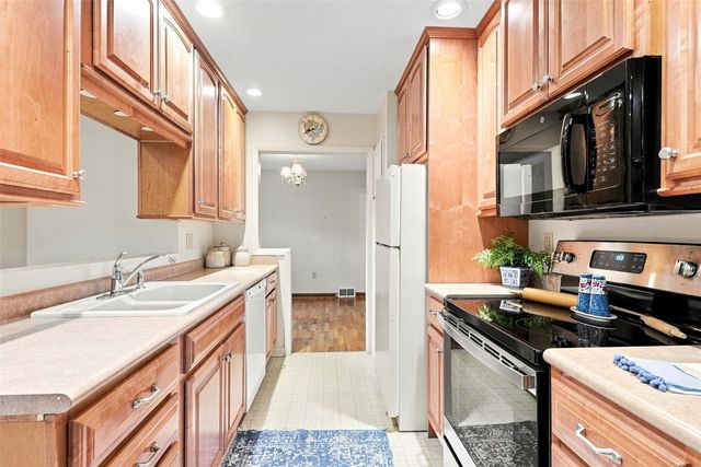 505 S Troy Road, Robins, IA 52328