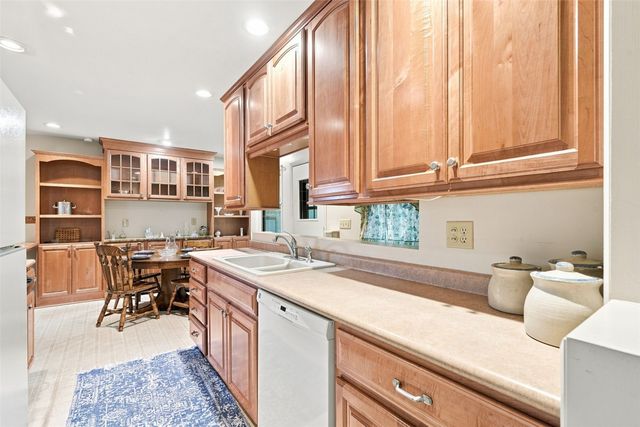 505 S Troy Road, Robins, IA 52328