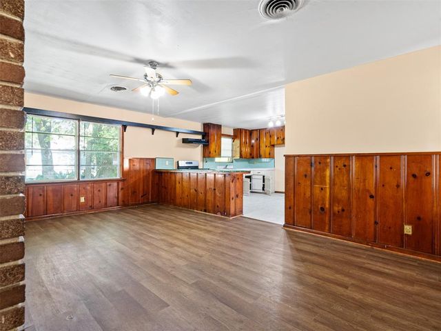 1004 3rd Street N, Texas City, TX 77590