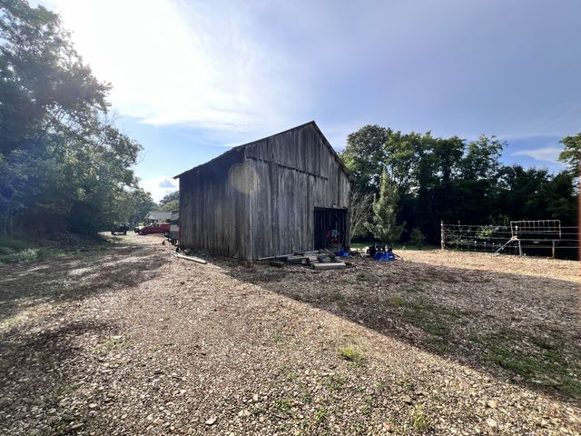 111 Gus Wallace Rd, Bumpus Mills, TN 37028