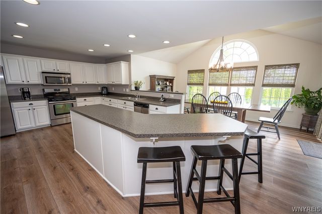 26 Morris Crescent, West Seneca, NY 14224