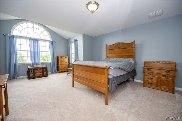 26 Morris Crescent, West Seneca, NY 14224