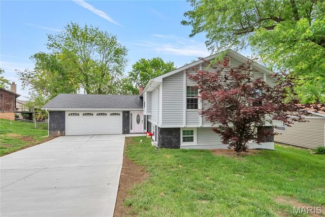 13 Greenfield Drive, St Peters, MO 63376
