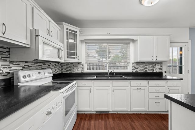 1904 N Oak Street, Bettendorf, IA 52722