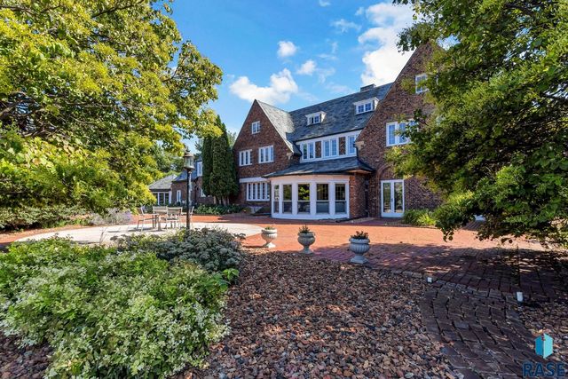 1 W Penmarch Pl Place, Sioux Falls, SD 57108