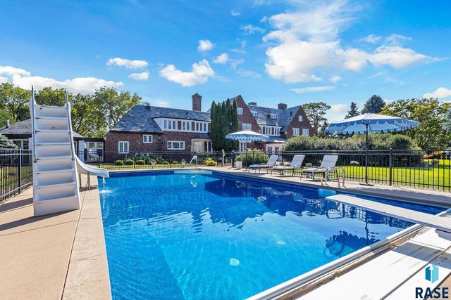 1 W Penmarch Pl Place, Sioux Falls, SD 57108