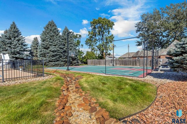 1 W Penmarch Pl Place, Sioux Falls, SD 57108