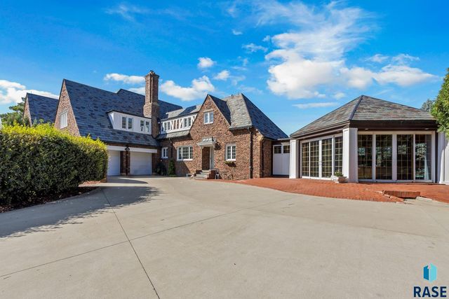 1 W Penmarch Pl Place, Sioux Falls, SD 57108