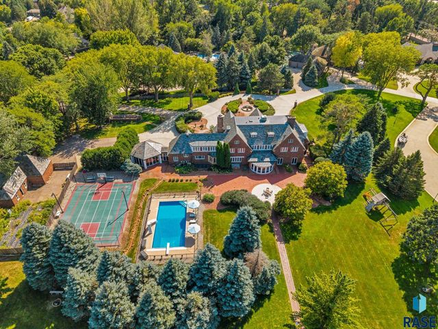 1 W Penmarch Pl Place, Sioux Falls, SD 57108