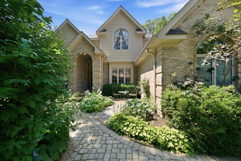 2523 Forest Court, Lindenhurst, IL 60046