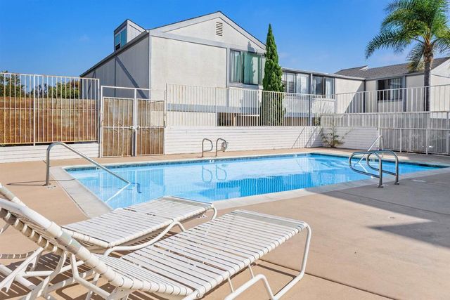 2388 Altisma Way 10 or K, Carlsbad, CA 92009