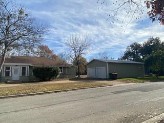 1034 Magnolia ST, Lockhart, TX 78644