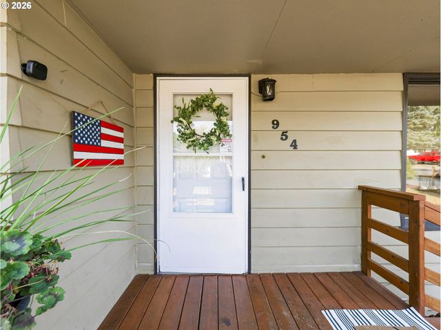 954 LAUREL Ln, Oregon City, OR 97045