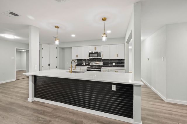 420 Twin Creek Drive, Hurst, TX 76053