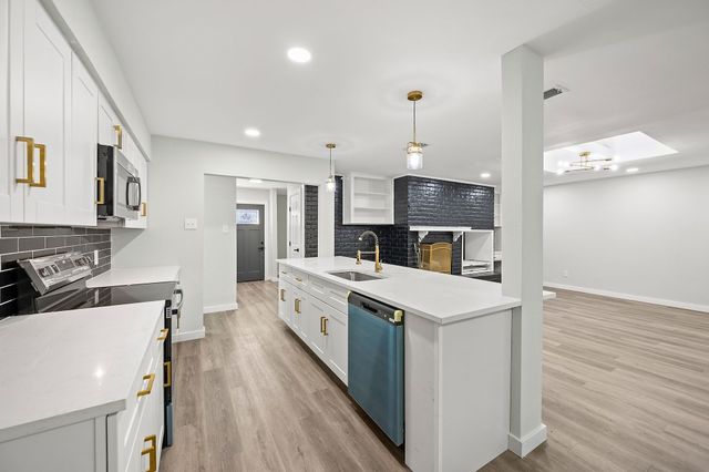 420 Twin Creek Drive, Hurst, TX 76053