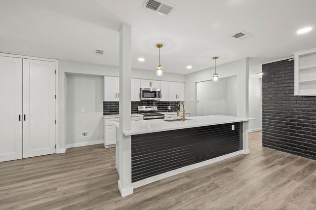 420 Twin Creek Drive, Hurst, TX 76053