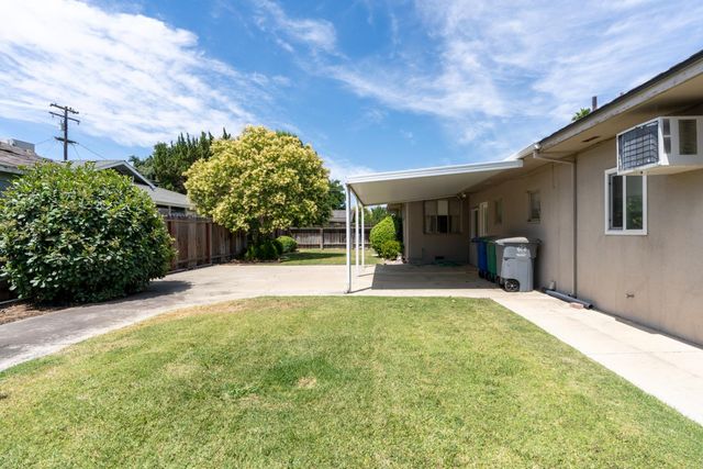 1502 Paradise Lane, Los Banos, CA 93635