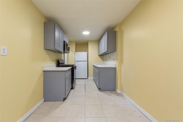 9141 195th Street, Hollis, NY 11423