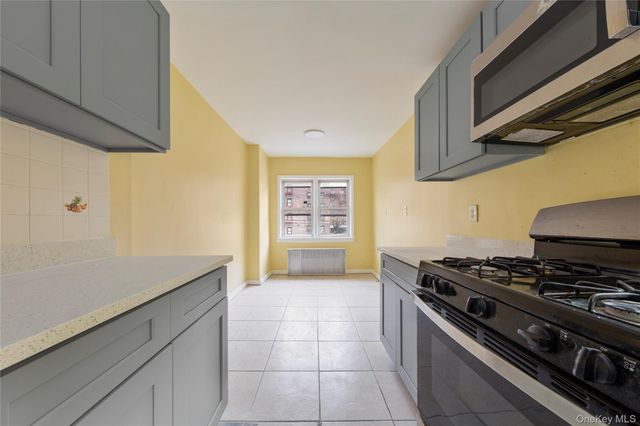 9141 195th Street, Hollis, NY 11423