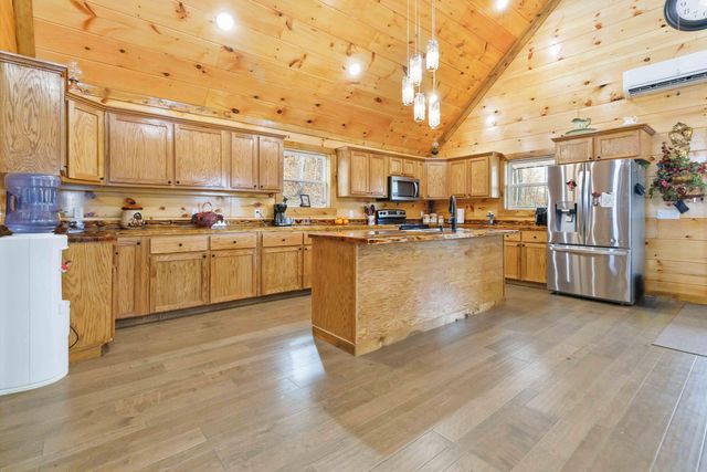 945 3447 Highway, Mckee, KY 40447