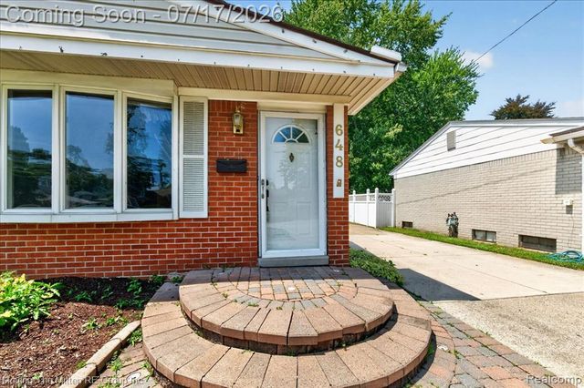 648 S Dowling Street, Westland, MI 48186