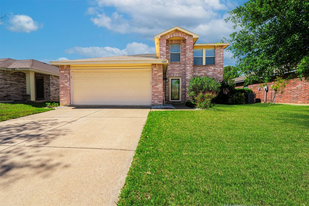 5209 Prestwick Drive, Fort Worth, TX 76135